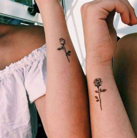 Tatouage de sœur : 100 idées pour sceller votre amour